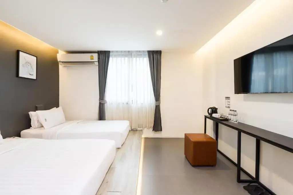 Deluxe Double room with city view (full double bed)