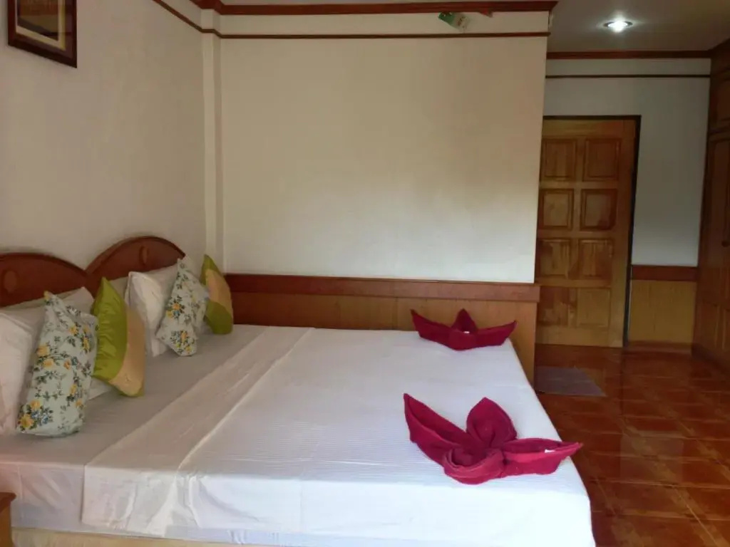 Standard Quadruple room with garden view