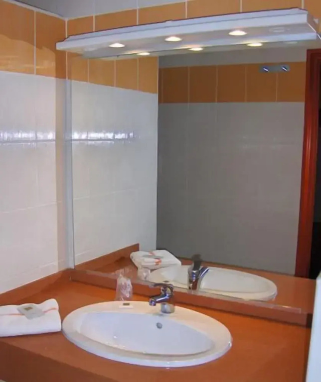 Classic Double room with city view full double bed