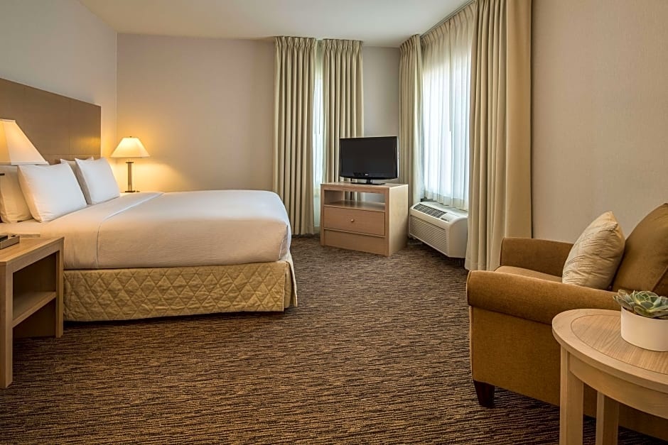 DoubleTree by Hilton Vancouver - Tap to explore photos