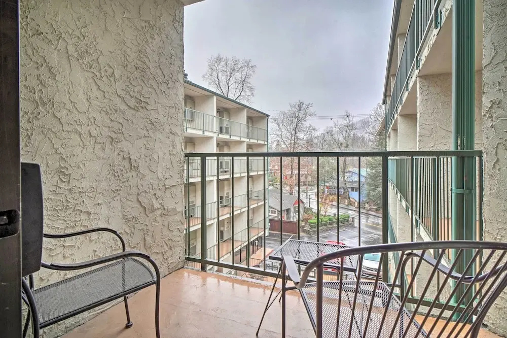 Cozy Downtown Gatlinburg Condo w/ Pool Access