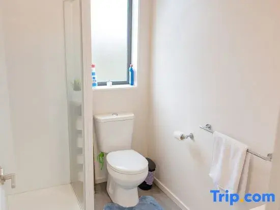 Stylish Suite Near Airport | Pvt Bath + Parking