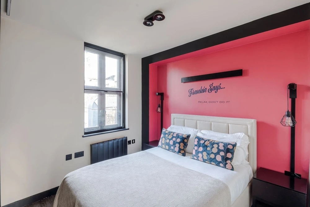 The Influencer Suite - Soho - by Frankie Says — фото