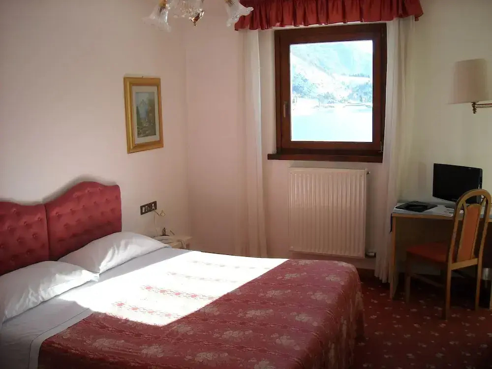 Standard Double room with lake view (full double bed)