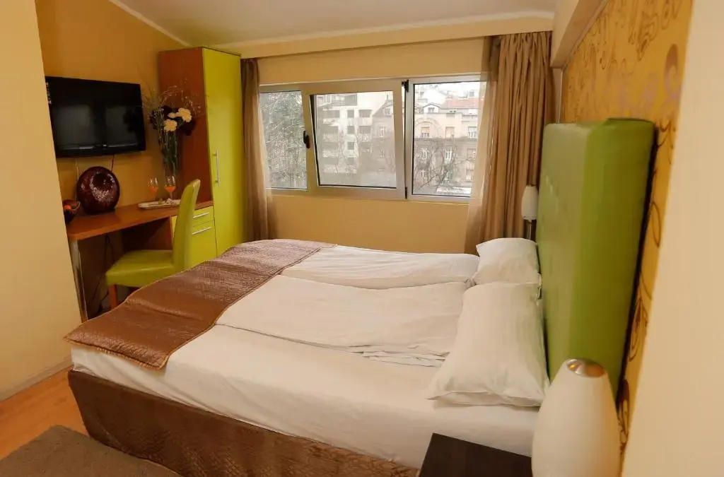 Double room (full double bed)