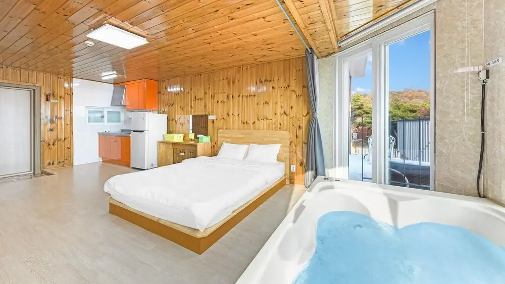 Ganghwa Marinpaibeu Pulbilra Gajok Pension