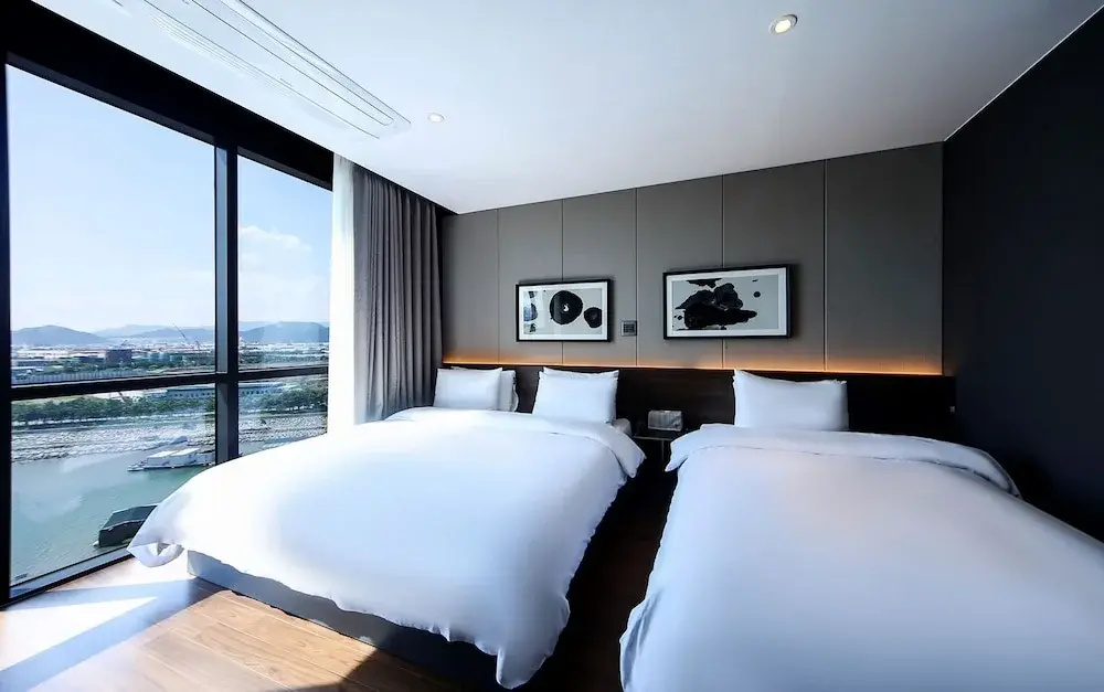 1 Bedroom Standard Double Family room beachfront (twin beds)
