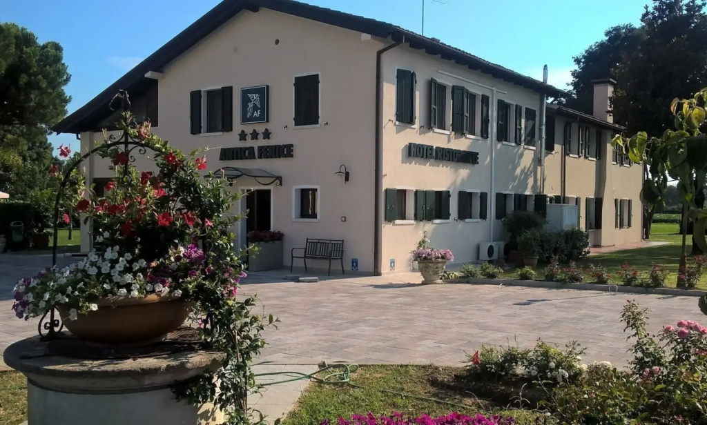 Hotel photo 12