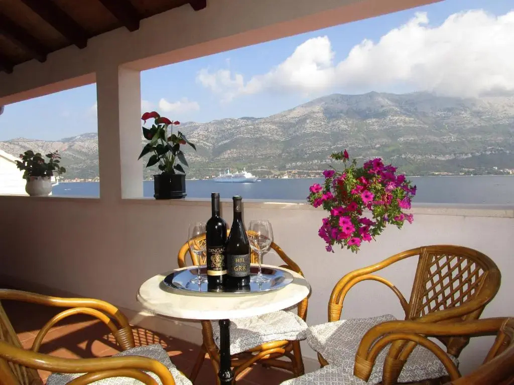 2 Bedrooms Apartment with sea view