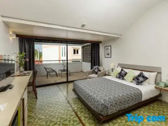 Deluxe Double room with balcony (full double bed)