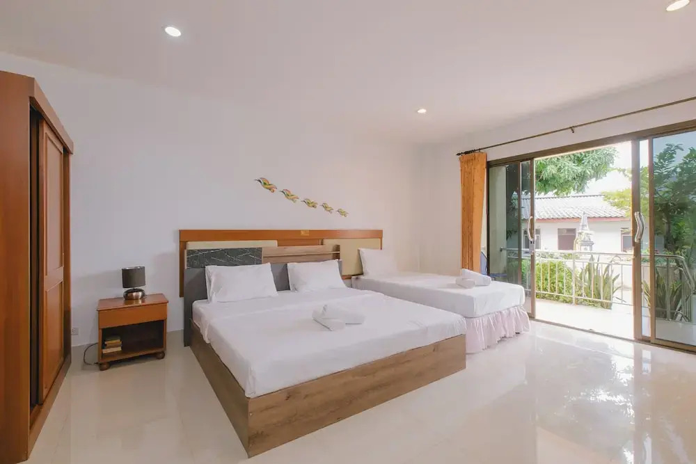 Трёхместная студия с балконом в Kataonsea Bungalows