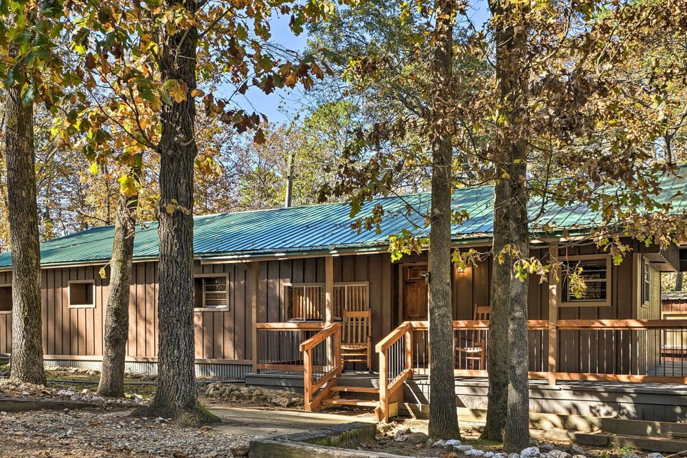 Relaxing Hochatown Cabin w/ Deck & Hot Tub!
