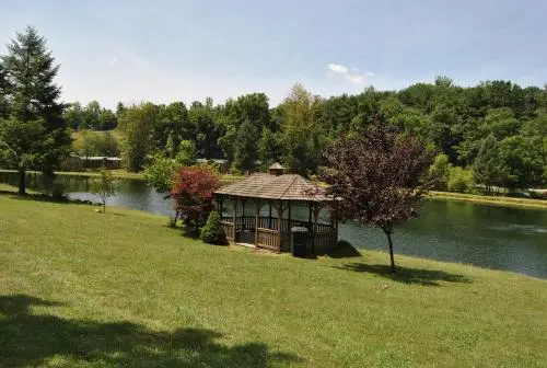 Robin Hill Camping Resort Two-Bedroom Cottage 6