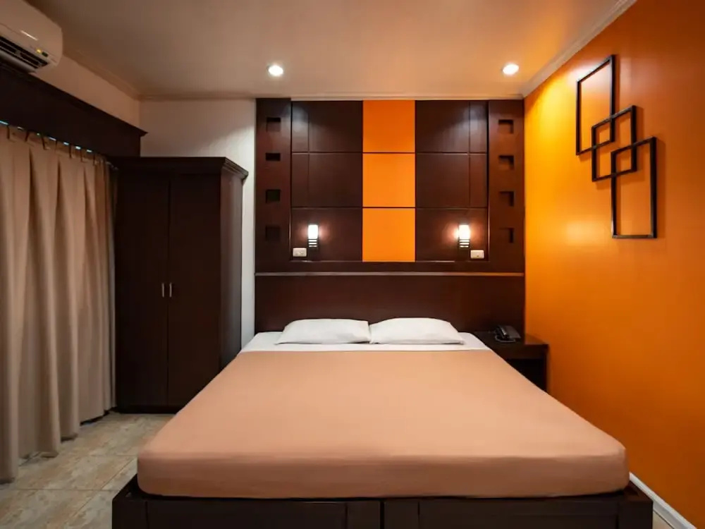 Standard Double room with city view (full double bed)