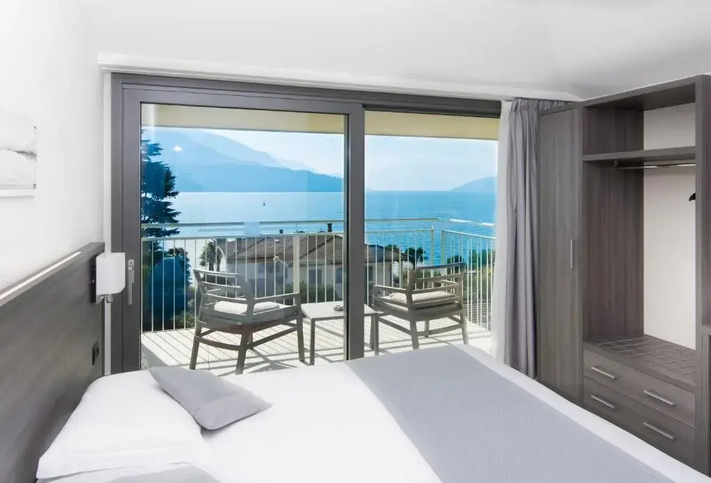 Standard Double room with lake view (full double bed)