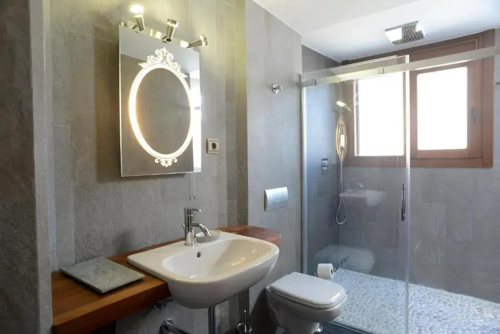 Double Suite full double bed