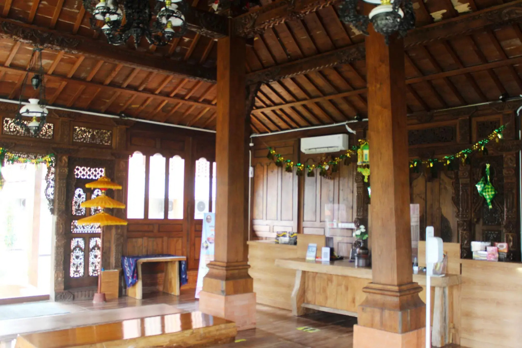 Lobby & Reception