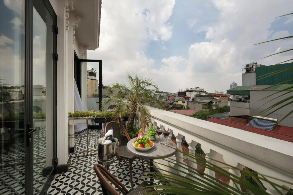 May de Ville Crown Hotel