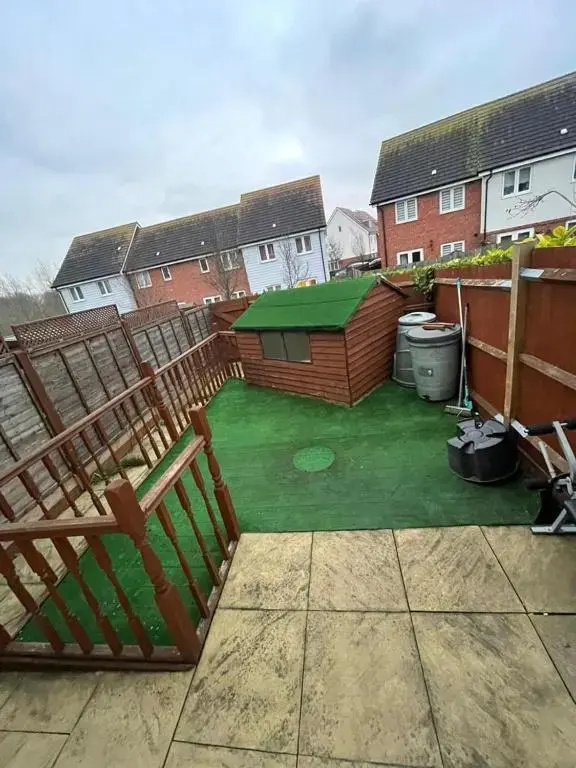 Charming 2-bed Terraced Home in Dartford