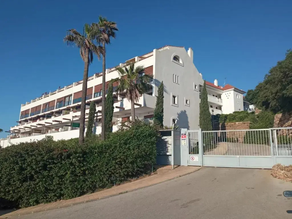 Luxury apartment with sea views in golf area.