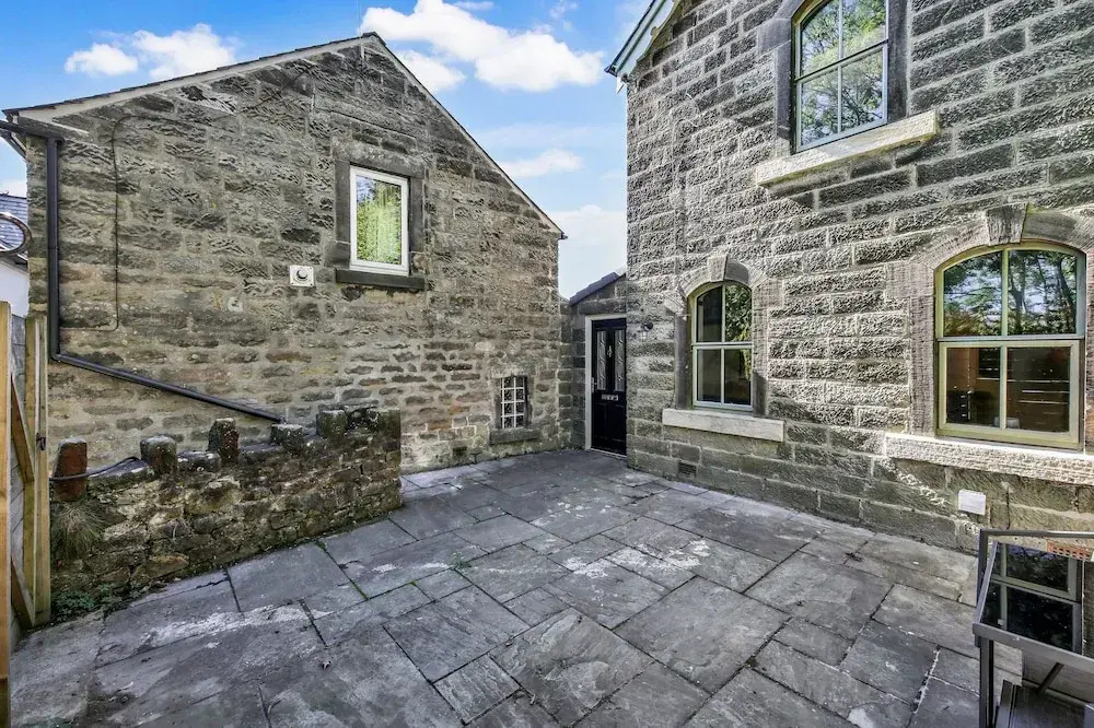 Host Stay Charnwood Cottage