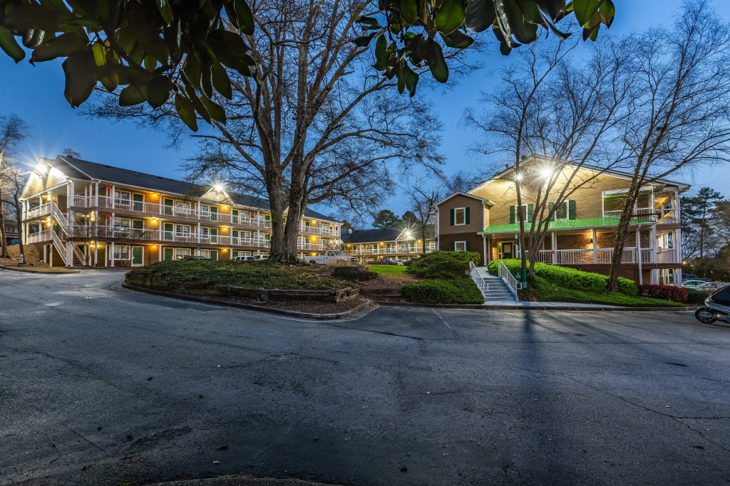 HomeTowne Studios by Red Roof Atlanta - Norcross Downtown