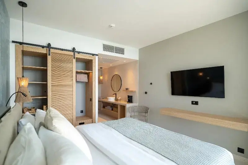 Standard Double room with balcony and with partial sea view (full double bed)