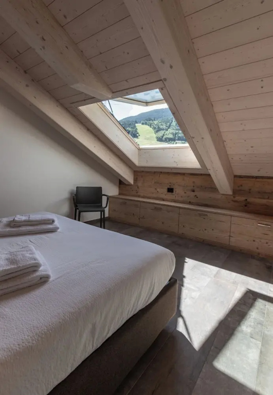 3 Bedrooms Deluxe Attic Apartment with balcony