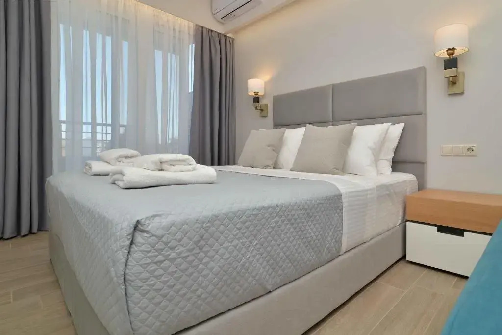 Standard room with pool view