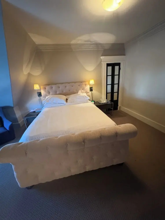 Deluxe Double room (full double bed)