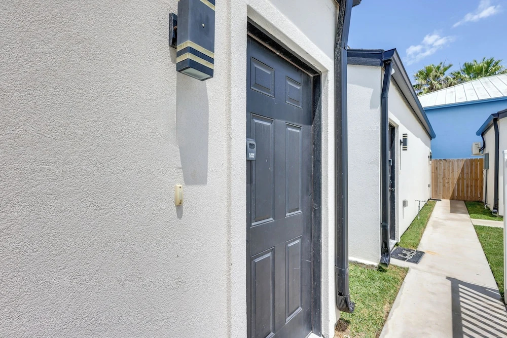 3 Blocks to Beach! Pet-friendly South Padre Studio