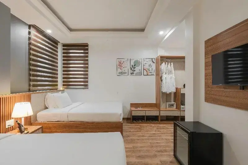 Standard Quadruple room with city view