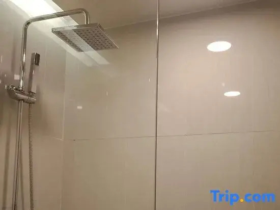 Номер Deluxe с видом на город в Maxx Hotel Makati