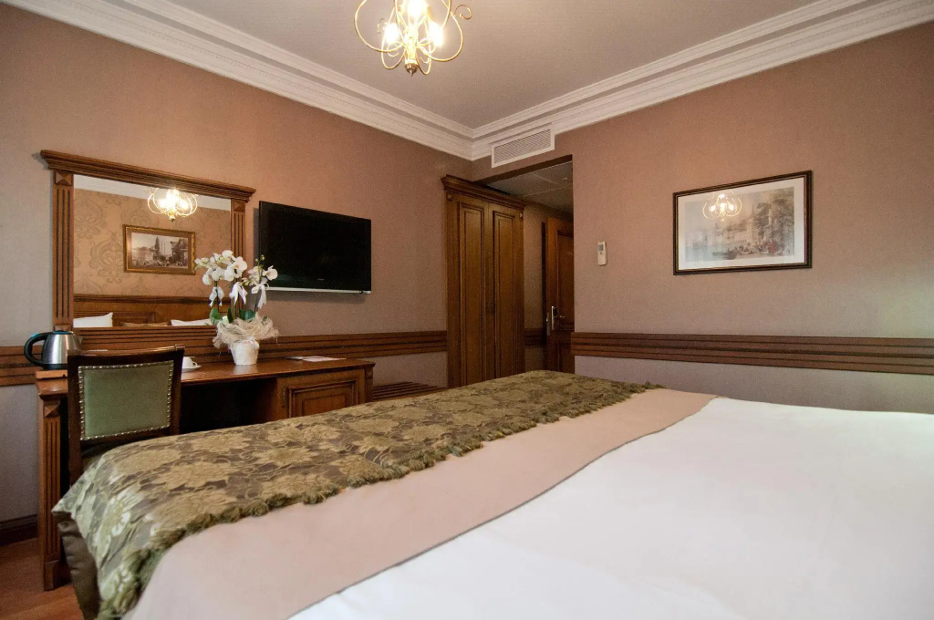 Superior Double room with city view (full double bed)