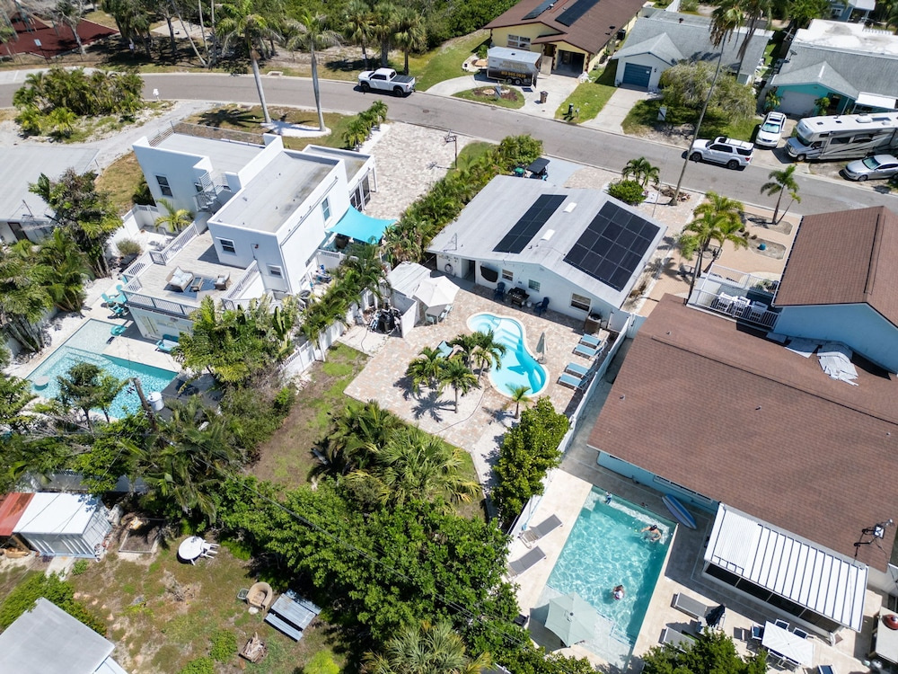 Heated Pool Hot tub Close to Beach Pet Friendly