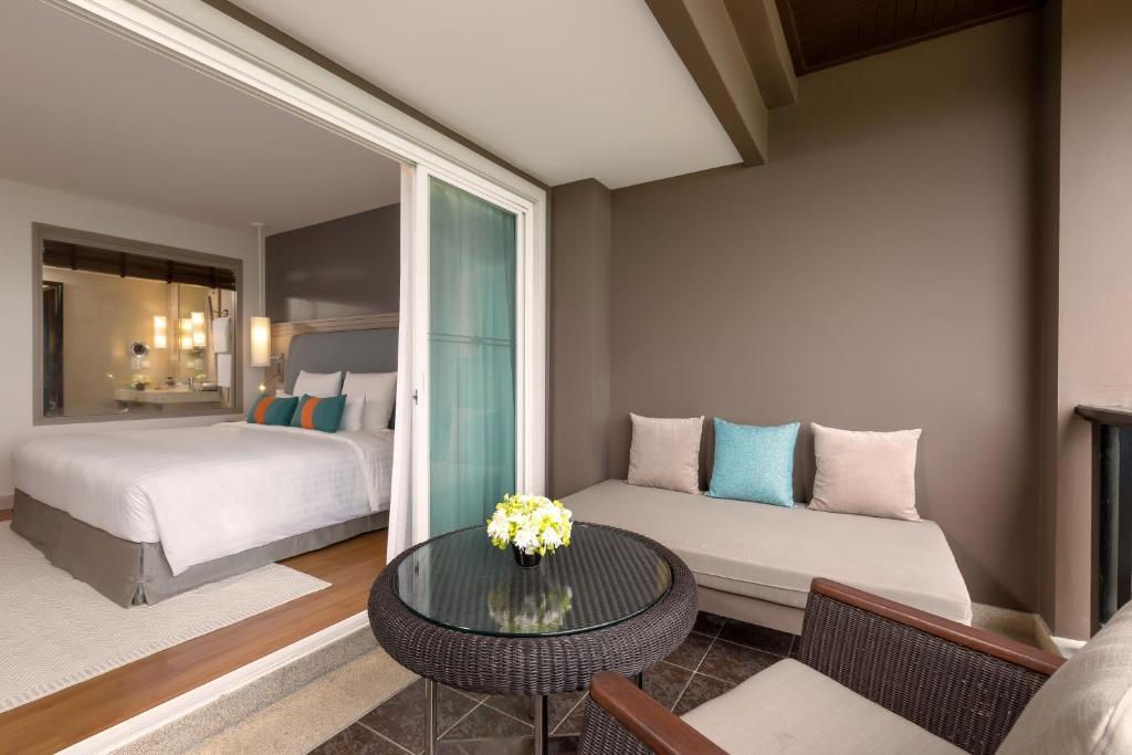 Двухместный номер Deluxe с видом на море двуспальная кровать в Pullman Phuket Panwa Beach Resort