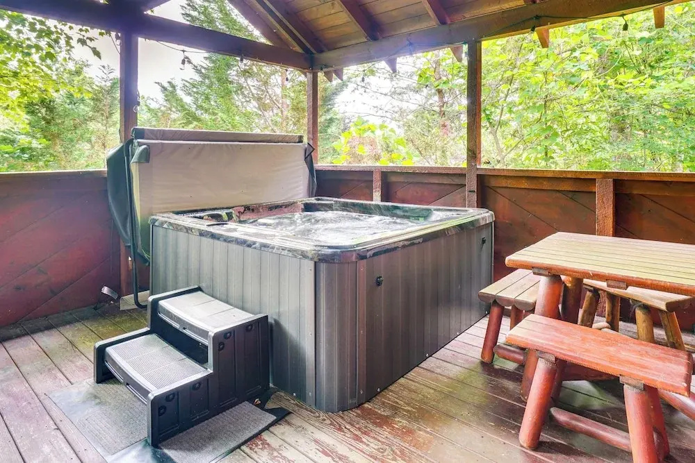 5 Mi to Gsmnp: Cabin w/ Hot Tub & Game Area