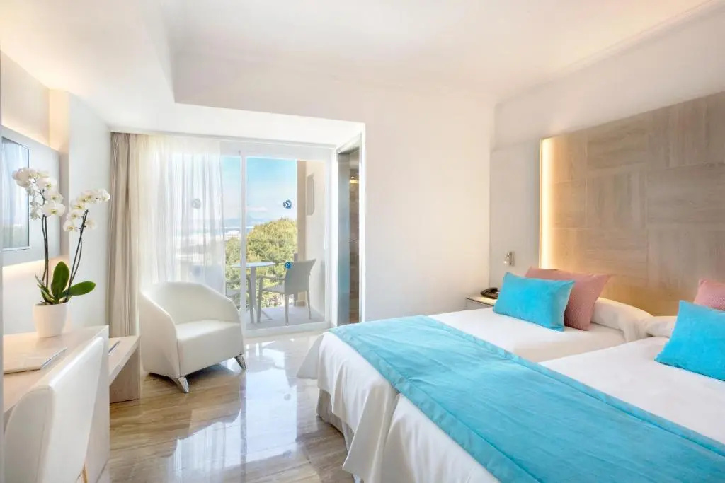 Double room with partial sea view (full double bed)