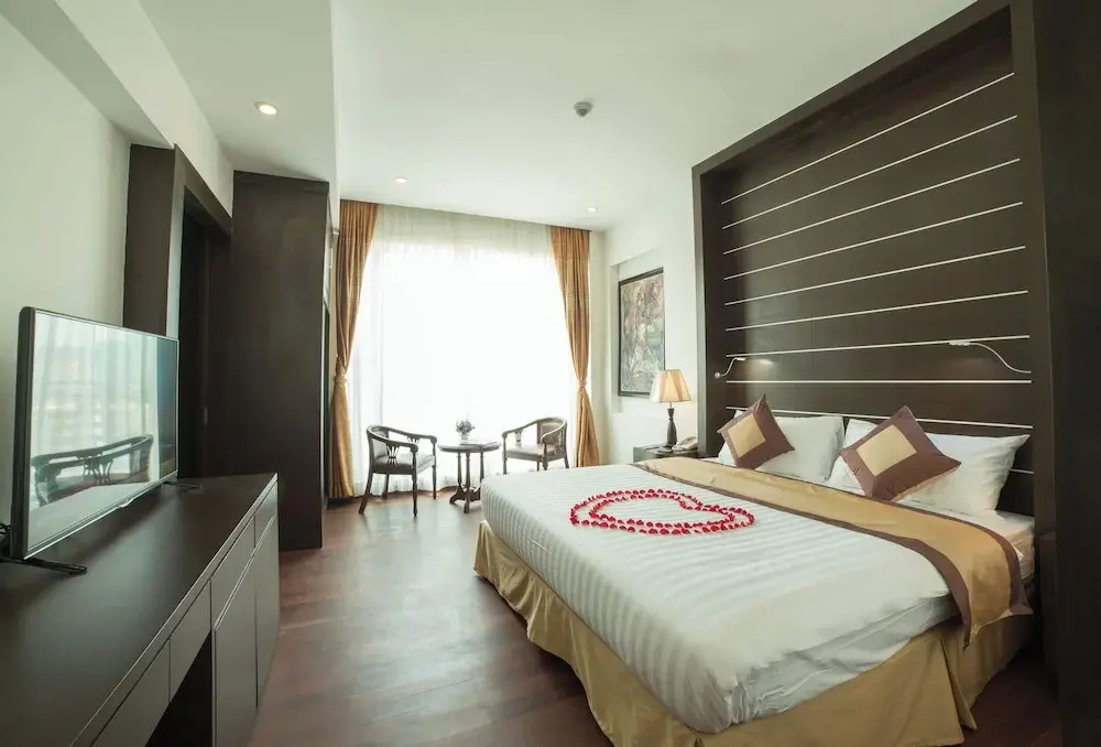 Executive Double Suite with balcony and with city view (full double bed)