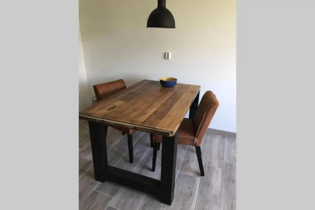 Bungalow op bedrijf met melkkoeien