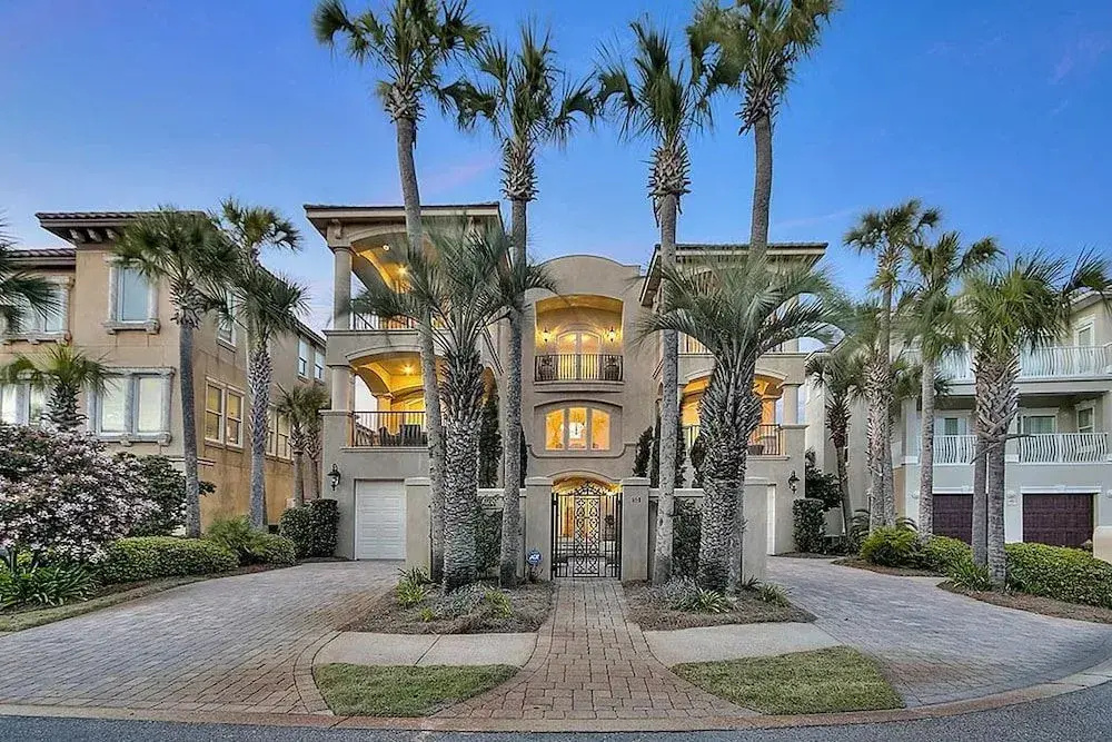 Casa de Palms by RedAwning