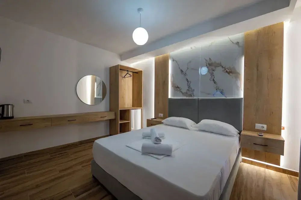 Deluxe Double room (full double bed)