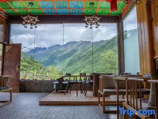 A cost-effective homestay where you can lie in bed and gaze at the Siguniang Mountain