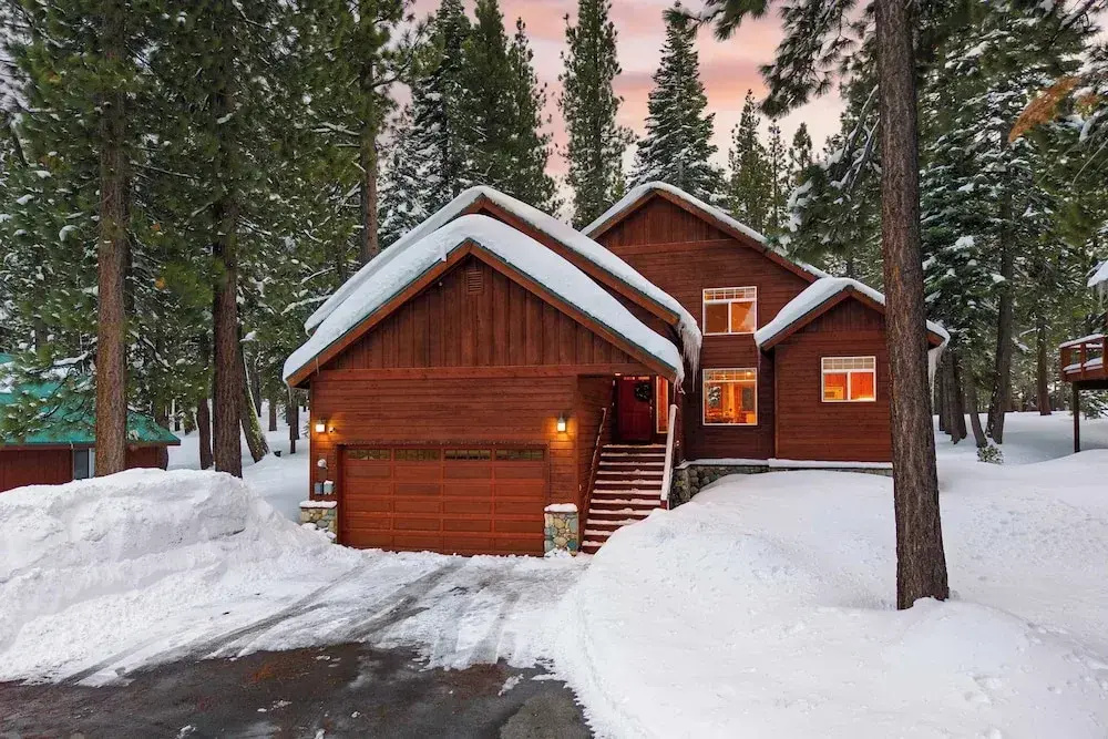 Pinewood Lodge by Avantstay Cozy Cabin Near Ski Resorts & Hiking