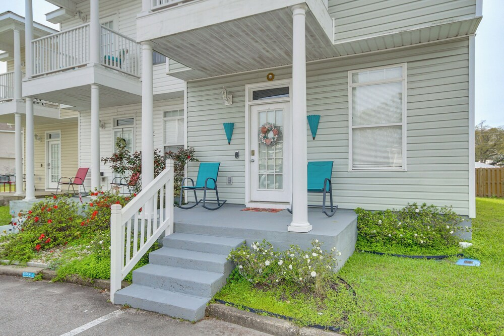 Stroll to Beach! 3BR Gulfport Escape, Pool Access
