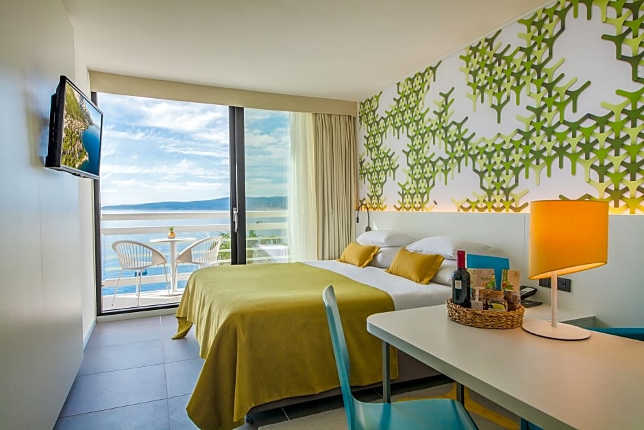 Standard room with balcony and with partial sea view — room photo 2