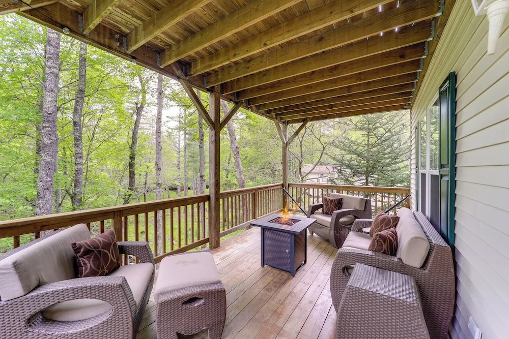 9 Mi to Sugar Mountain! Family Cabin w/ Fire Pit