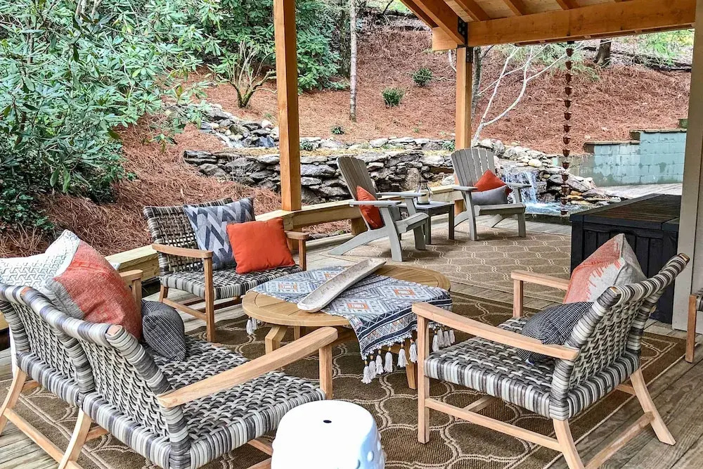 2 Living Areas + Fireplace: Mirror Lake Cottage!