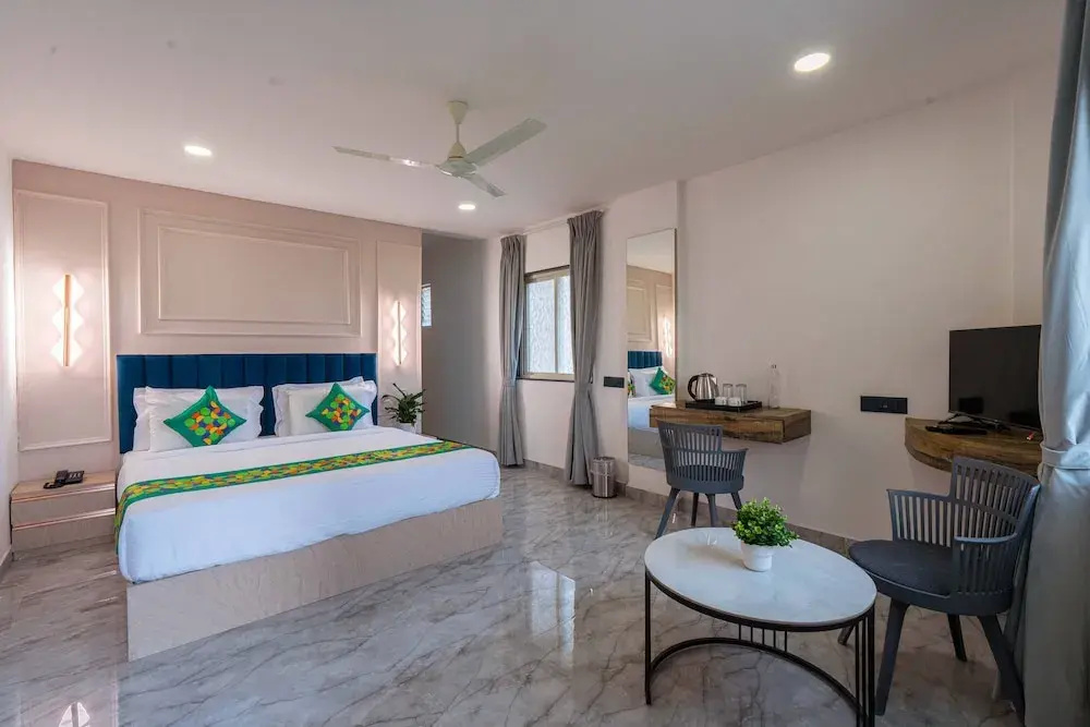 Deluxe Double room with balcony (full double bed)