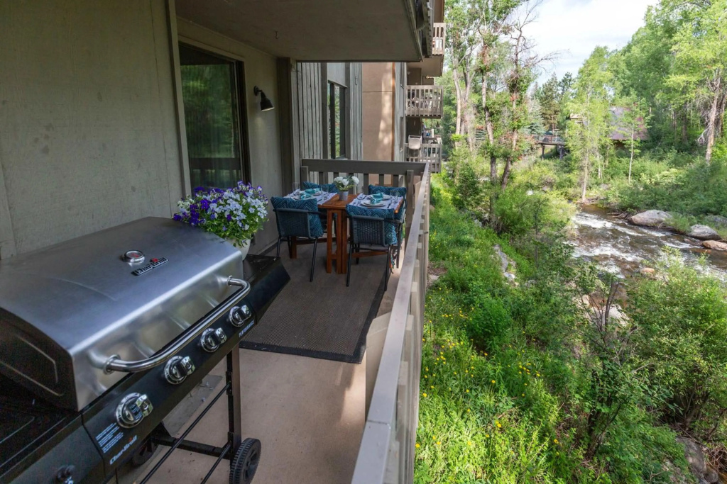 Riverfront 2 BR - Steps to Town & Gondola, Hot Tub!